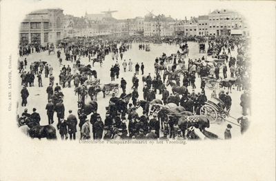 2691 Gezicht op het Vredenburg te Utrecht tijdens de Palmpaardenmarkt.